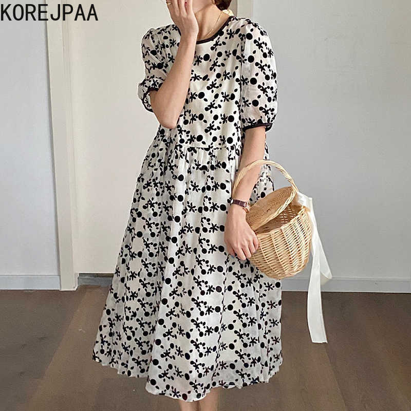 

Korejpaa Women Dress Summer Korean Retro Temperament Round Neck Flocking Floral Design Loose Big Swing Puff Sleeve Vestidos 210526