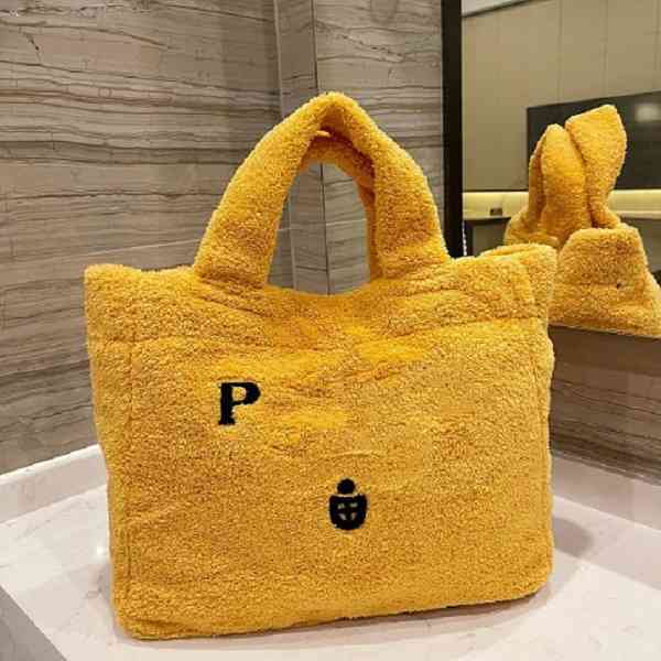

Designer Terry Fabric Tote Bag Fashion Women Handbags Soft Furry Bags Stylish Luxury Shopping Totes Letter Print Shoulderbag Not with Box{category}