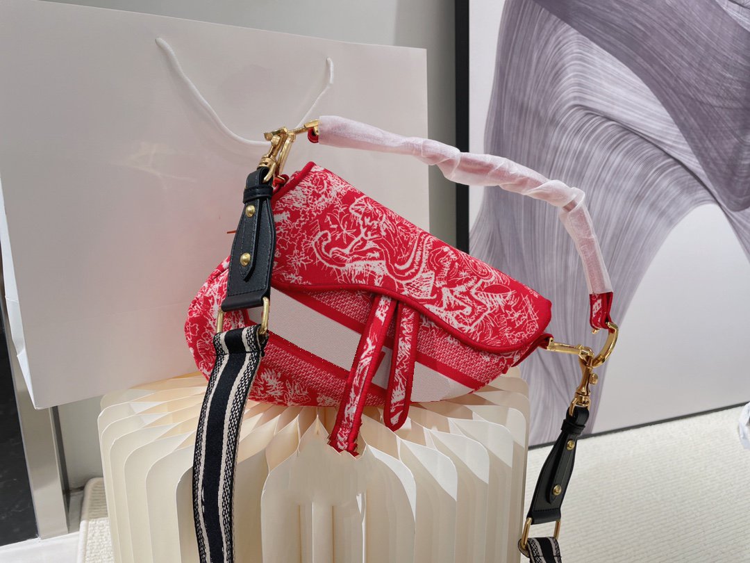 

Fashion designer embroidery series saddle bag, elegant and versatile, classic ladies models, a variety of colors to choose from
