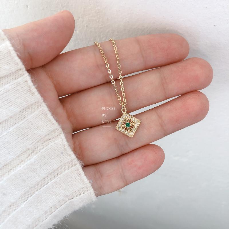 

Chains Vintage Simple Hollow Lace Flower Diamond Plate Necklace Green Natural Freshwater Pearl Clavicle Chain Copper Gold Jewelry Women