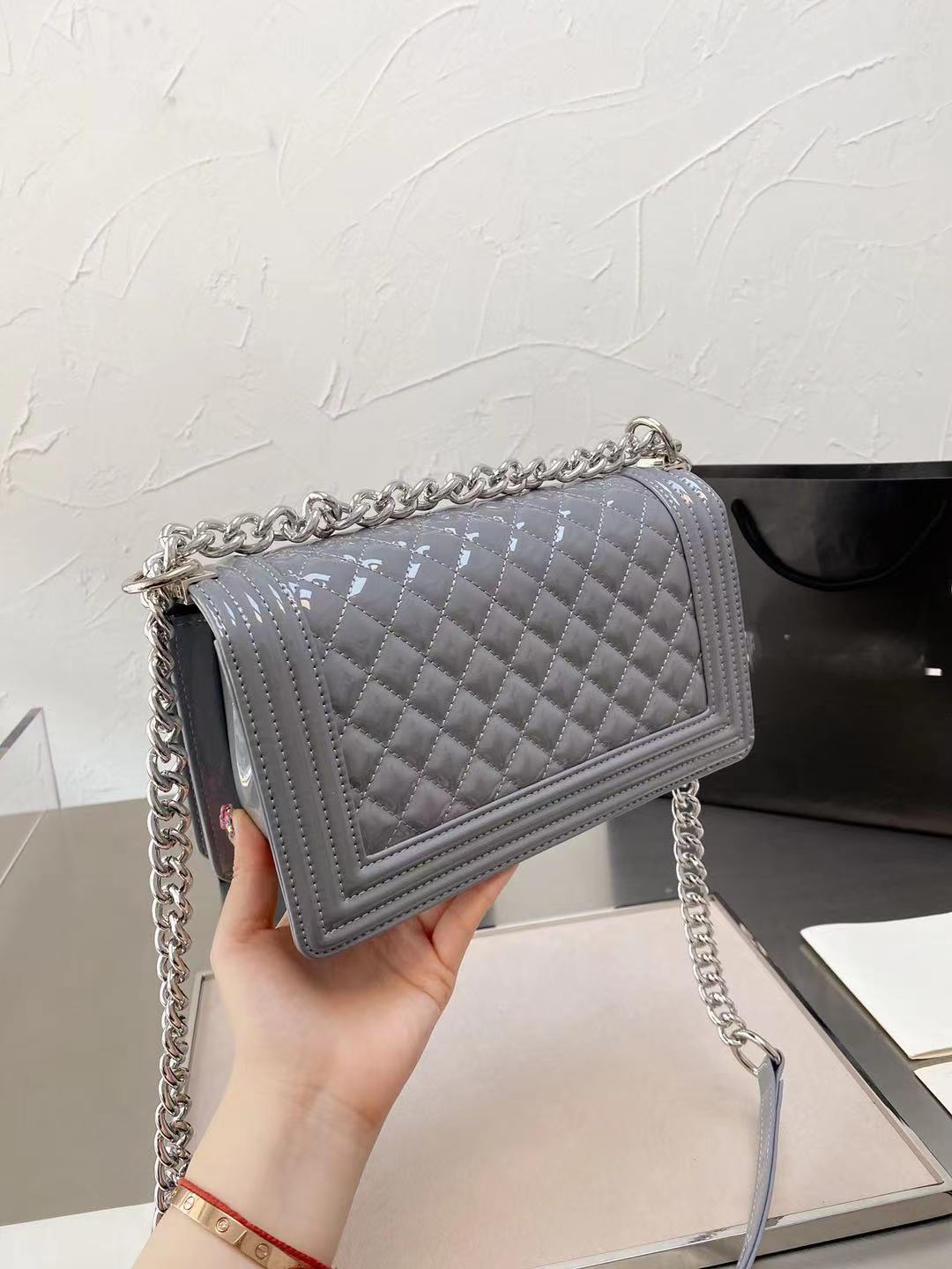 

2021 New patent leather messenger bag classic geometric pattern high quality genuine leathers lady handbag chain bags, Green