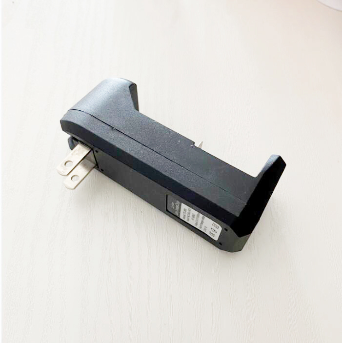 

Battery Chargers Single Slot Universal Charger for Rechargeable Li-ion 18650 18350 18500 26650 16340 Batteries EU US Plug