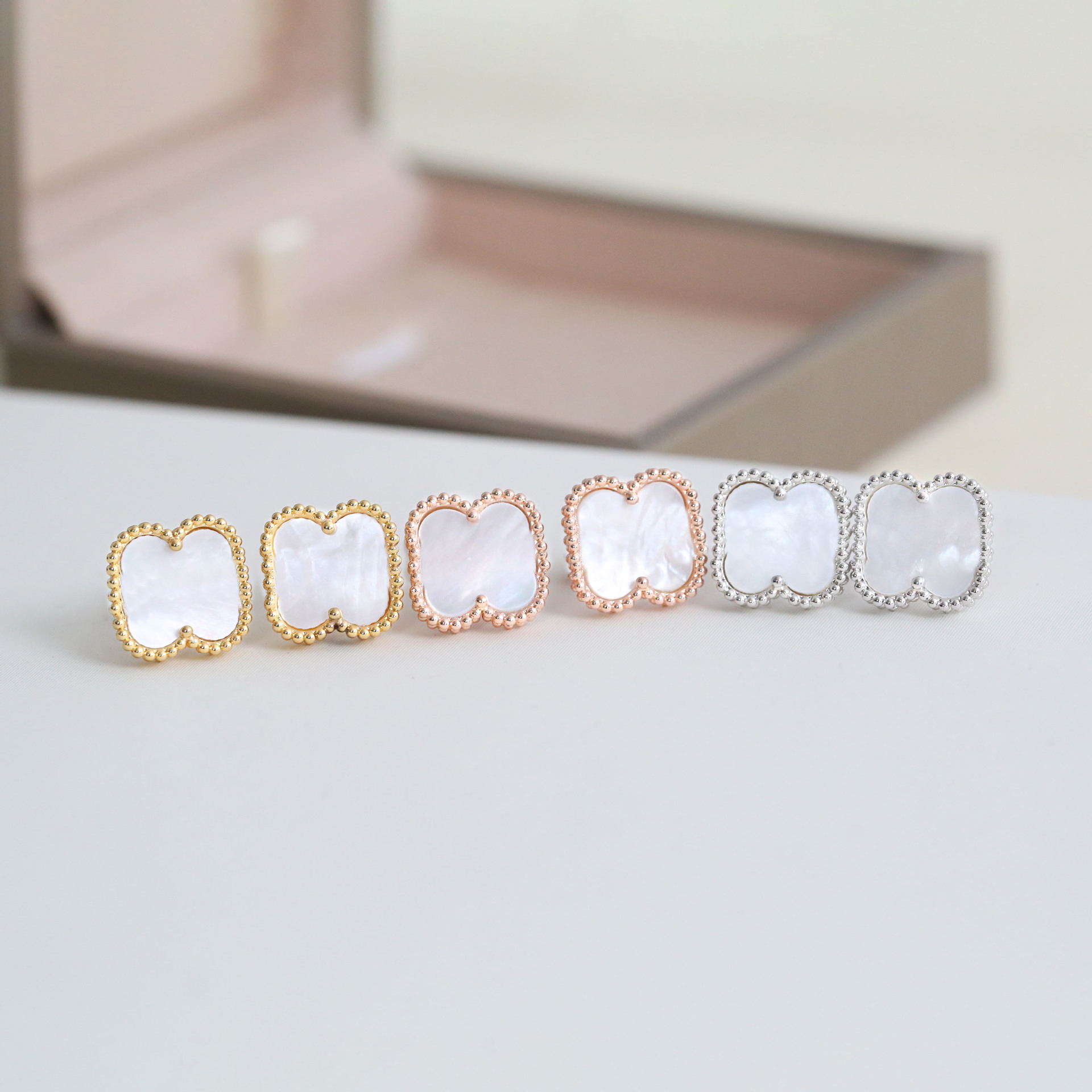 

Luxury Designer Stud Earrings Clover Love Women Classic Charm Jewelry Couple Gift pendant Screw Party Wedding