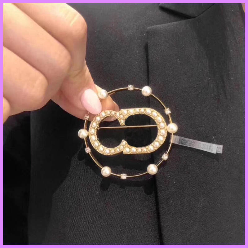 

New Women Street Fashion Brooch Ladies Luxury Designer Jewelry Gold Pearl Brooches Letters Accessories High Quality For Party D2111195F