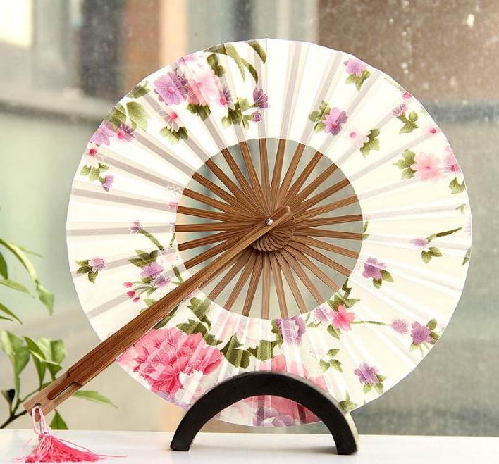 

Fast 100pcs Charming Floral Print Fabric Bamboo Round Hand Fan With Cloth Bag And Tassel Wedding Favors Wholesale Party Favor