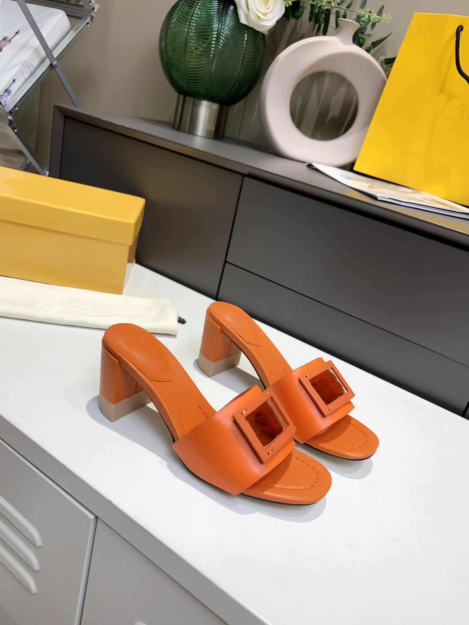 

2021 Fashionable casual style women's summer slippers, wear thick-heel flat-toe, square-toe, thick-soled sandals, non-slip high quality