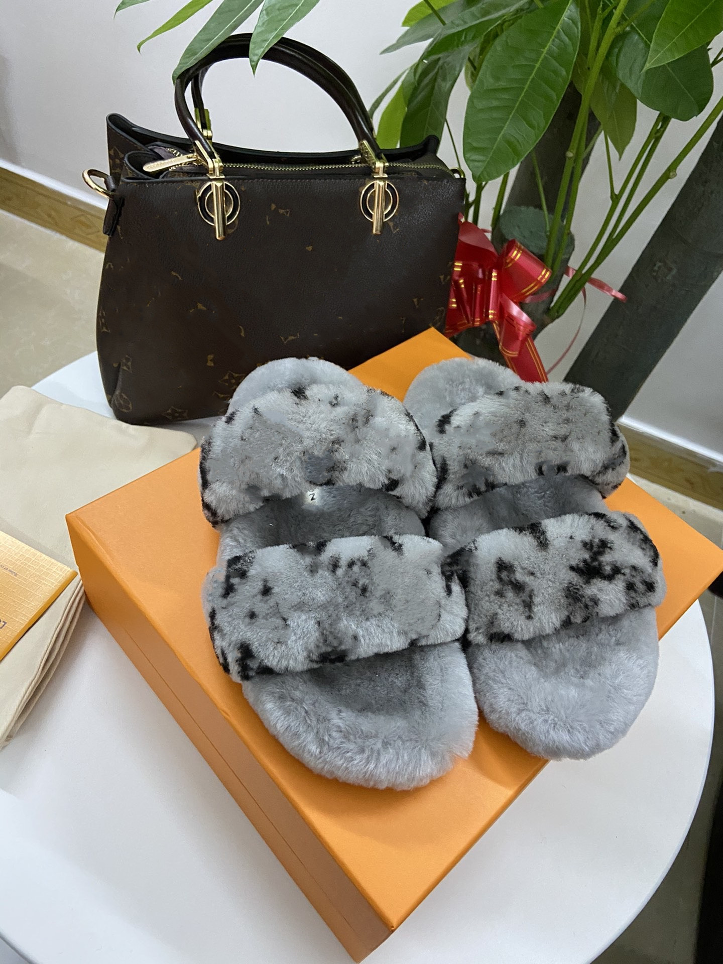 

Top Women Sandals Fashion Shoes Classic Slide Summer Fashion Wide Flat Slippery Sandals Slipper Flip Flop Size 35-45 Flower Box 0602, Black