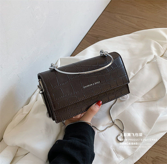 

designers duffel bags 45cm 55cm luxury large capacity travel sale women men genuine leather shoulder fashion bag carry rivets with lock head