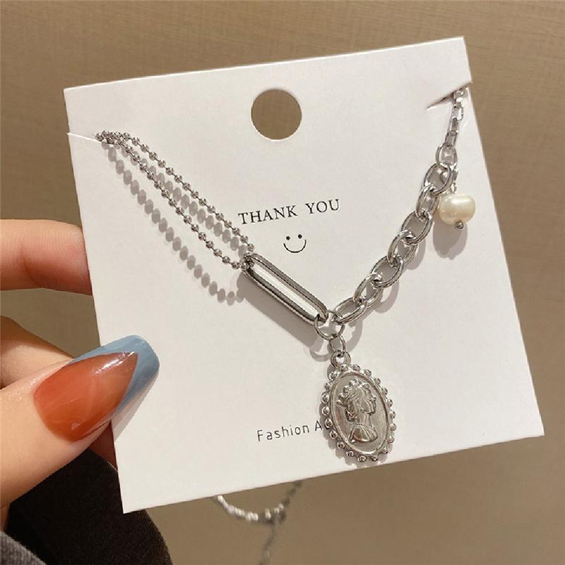 

Pendant Necklaces Trend Of Cold Wind Queen Portrait Round Bead Chain Stitching Necklace Fashion Personality Retro Simple Clavicle