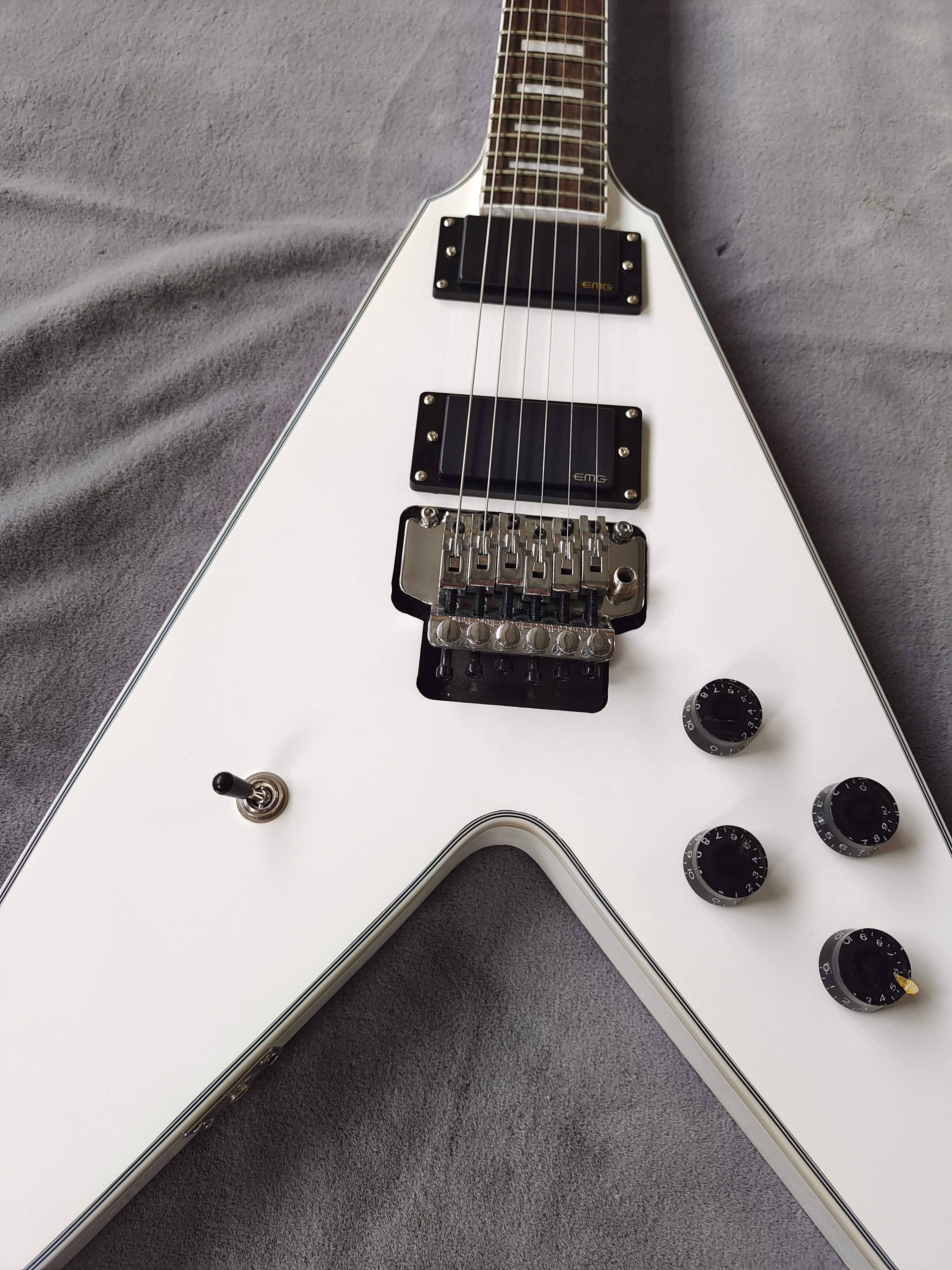 

Electric guitar, white flying V, special design, rosewood fingerboard, you will receive the product in the picture, inventory, and fast delivery