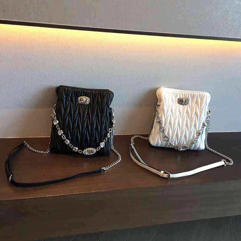 

Fashion E-line 2021 chain with drill bit layer cowhide embossed fashion style portable msenger bag