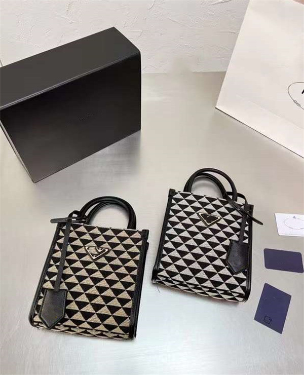

2022 Mini Box Women Shoulder Bag Womens Luxurys Designers Bags Cosmetic Designer VERTICAL BOX Purse Handbag, Black
