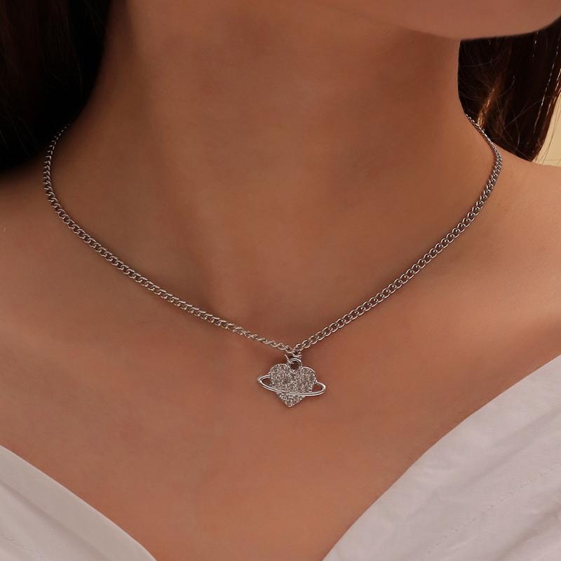 

Pendant Necklaces French Design Butterfly Star Moon Love Starfish Pearl Clavicle Chain Ladies Fashion Wedding Party Gift Jewelry Wholesale