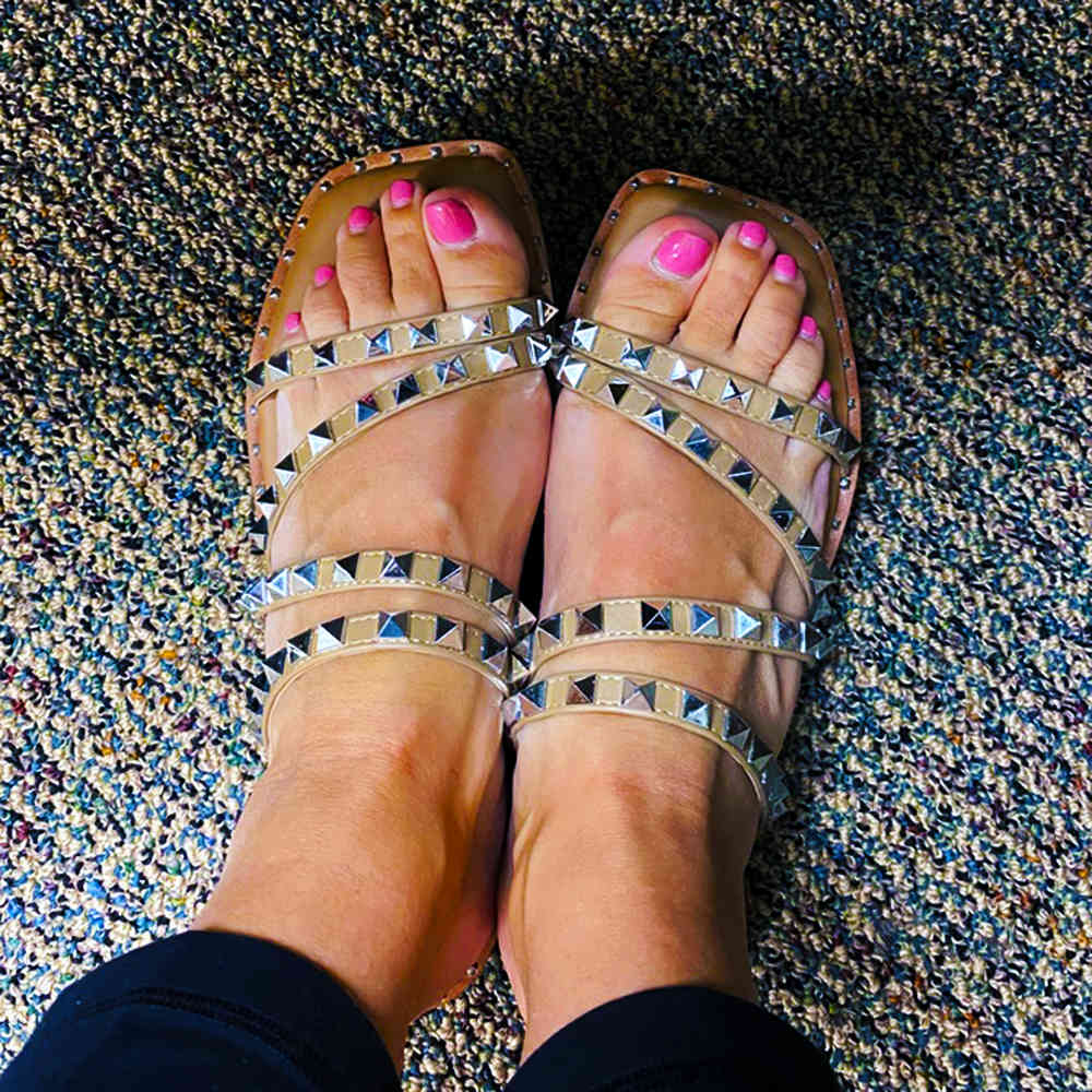 

Sandals verão rebite chinelos de alta qualida signer antirrapante maira plana sandálias femininas confortáveis luxo moda 5A62, 1# shoe box