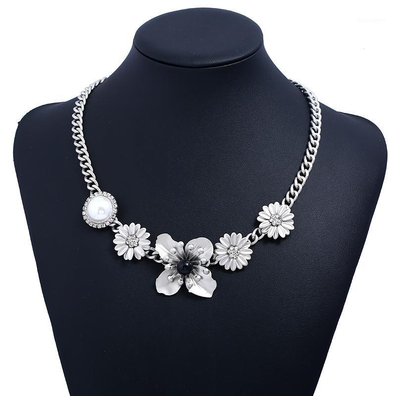 

MAIRA.L Collarbone Chain Necklace And Beautiful Short Pearl Flower Chains