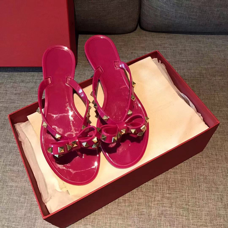 Pantoufles de luxe Femmes Designer Appartement Grande taille 35-42 rivets Plage plage imperméable Cristal Jelly Herringbone Femmes Sandales Haute
