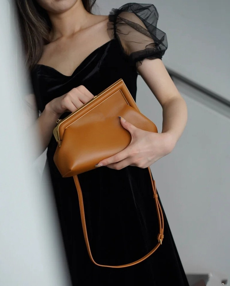 

2022 designer bags fend First Bag 2021 autumn and winter new first series f metal latch clip lambskin hand chain dinner bag women Q3V9 xwl, Nude pink (small)