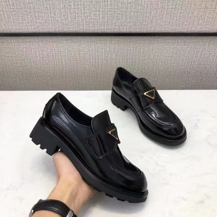 Chaussures de luxe 2022Women Chaussures de luxe Sandals Sandales NMD Nom Gladiator Lulu OL 97 Coups de mousse Jumpman Luxurys Designers Designers
