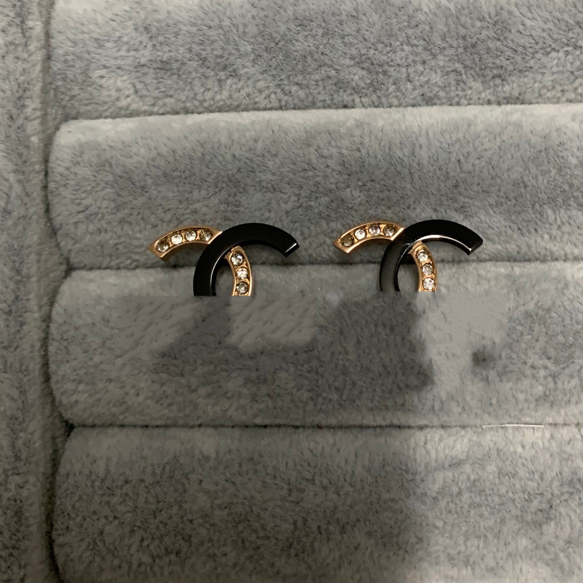 

Never fade Extravagant Design White Black Colors Ear Studs Stainless Steel Luxurious Letters Earrings For Women Square Pendant Fashion Jewel, Golden;silver