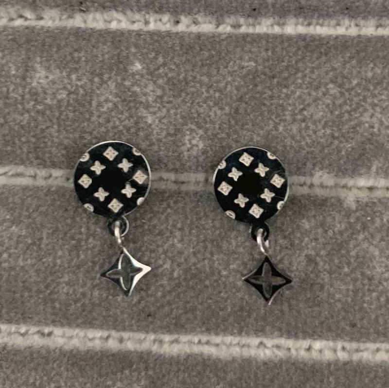 

Not Fading Top quality Extravagant V Letter Stud Fashion Simple Gold plated Stainless Steel Heart Lover Earrings Wholesale, Golden;silver