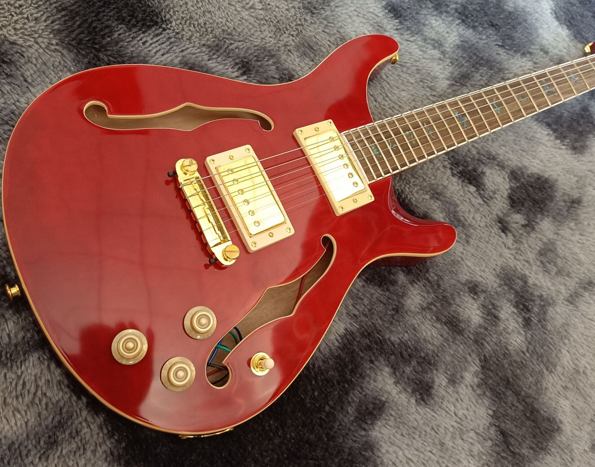 

Reed Smith Private Stock Red Semi Hollow Body Electric Guitar Double F Holes, Abalone Birds Inlay, Wrap Arround Tailpiece, Gold Hardware