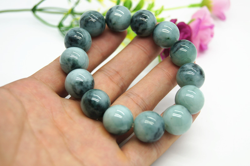 Bracelet en jade pur bleu et blanc. 14 perles faites à la main. La tension d'un élastique.