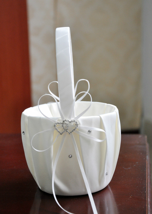 

2020 New Fashion Ivory Satin Pearl Diamante Wedding Party Double Heart Flower Girl Basket Decoration, White