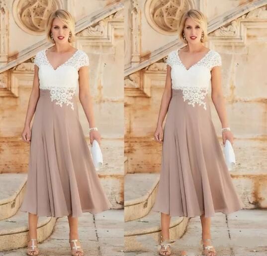 

2020 New Plus Size Short Champagne Mother Of The Bride Dresses V Neck White Lace Appliques Beads Cap Sleeves Tea Length Wedding Guest Gowns