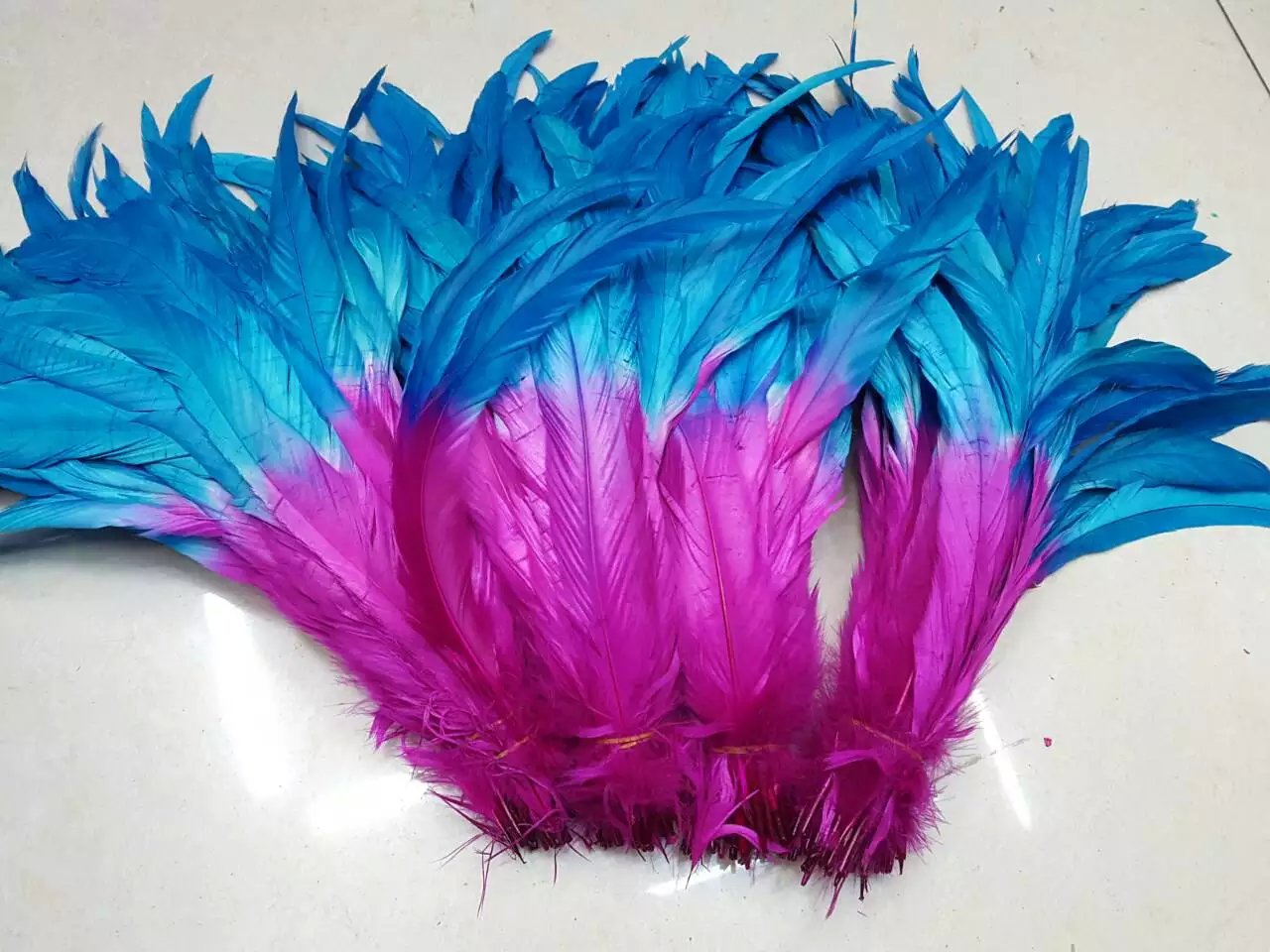 

Free shipping 100 pcs/lot 12-14inch hot pink with turquoise color COQUE rooster Feather Loose for party decor costume decor