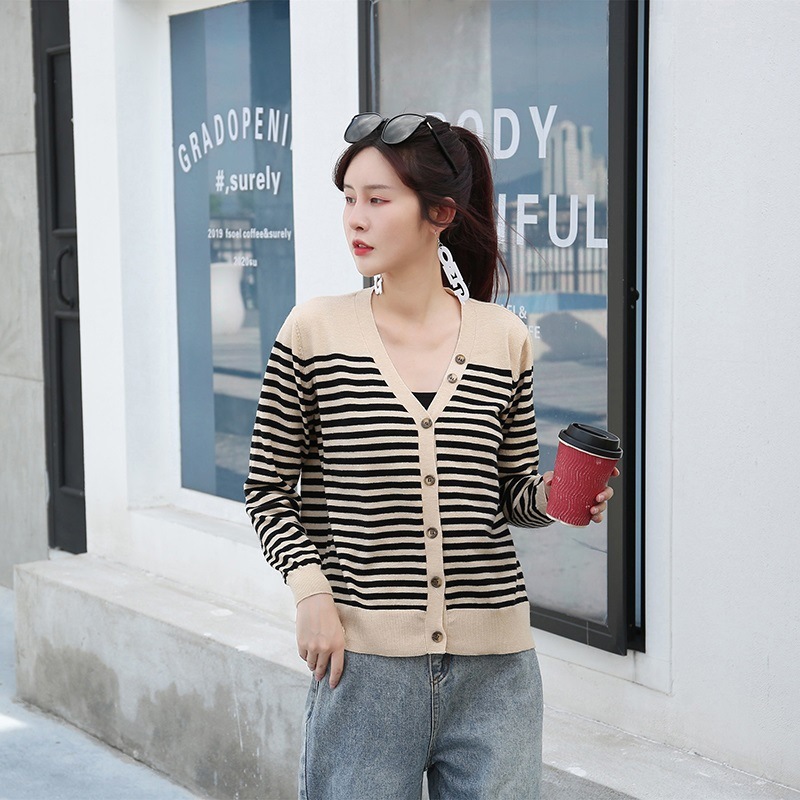 

Fashionable V Neck Stripe Early Autumn Knitted Cardigan Women Single Breasted Casual Sweater Tops Female 210520, Beige