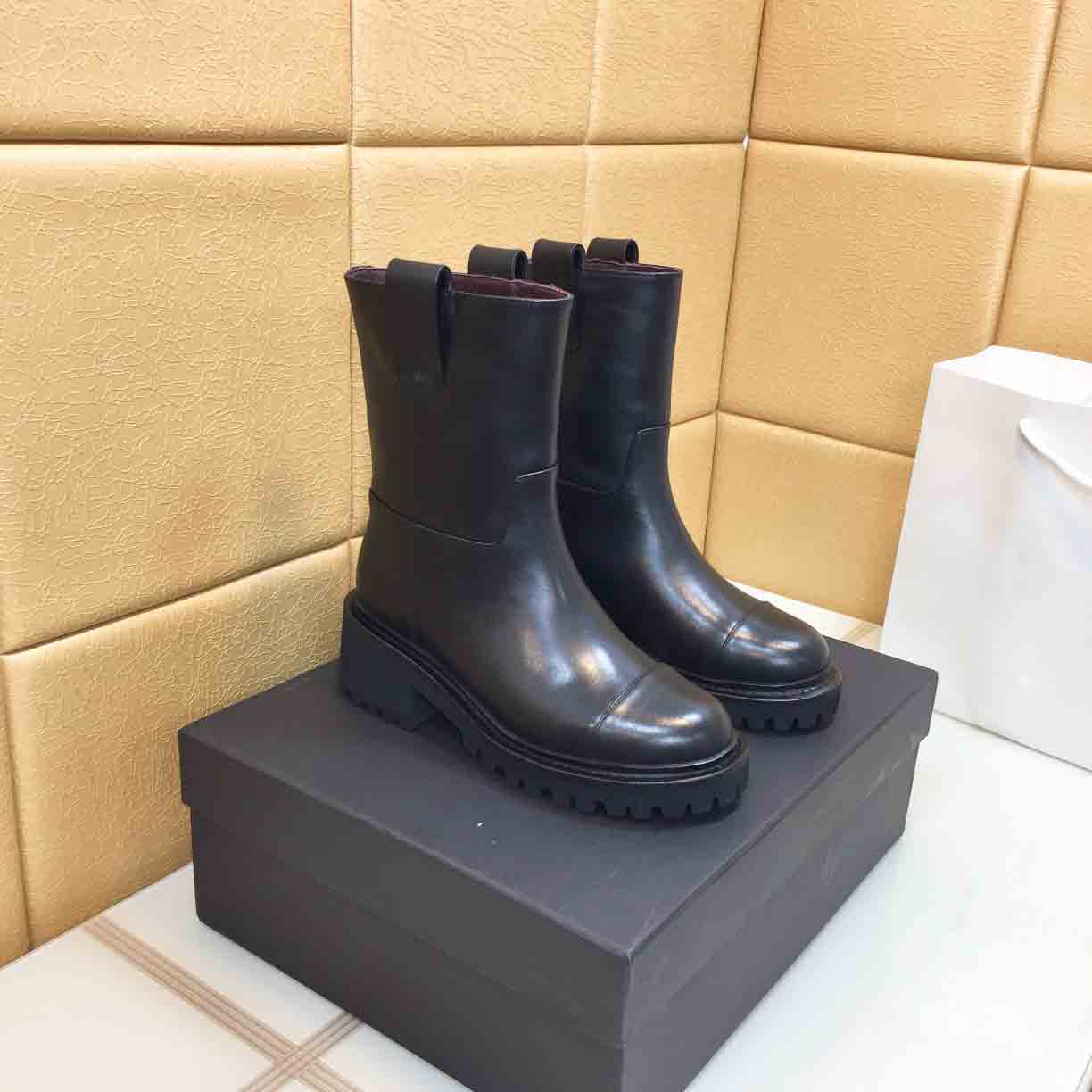 

Autumn Cow leather short boot, fashionable luxury Martin boots designer Ankle boot high quality size: 35-40, Black