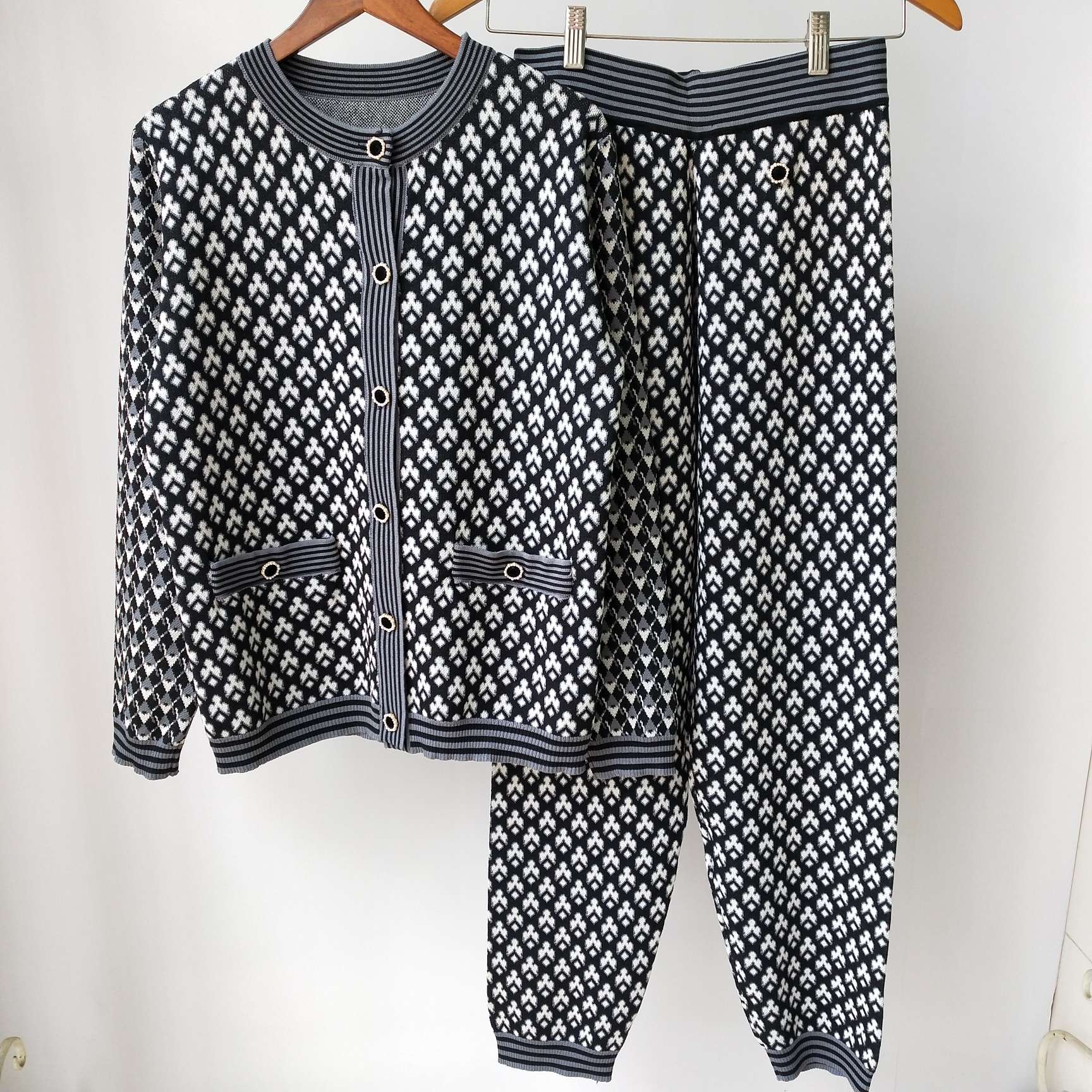

Shipping Free 2021 Autumn Gray Floral Embroidery Women's Two Pieces Sets Brand Same Style Two Piece Dress DH404