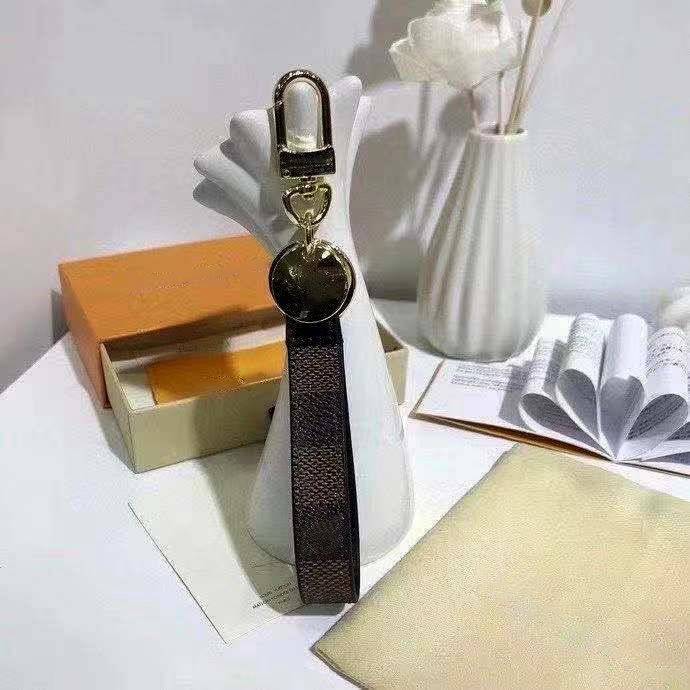 

2021 fashion luxury designer keychains for Women and Men Sublimation Blanks keychain brown Alloy Leather Car key ring lover keys rings chain, Silver