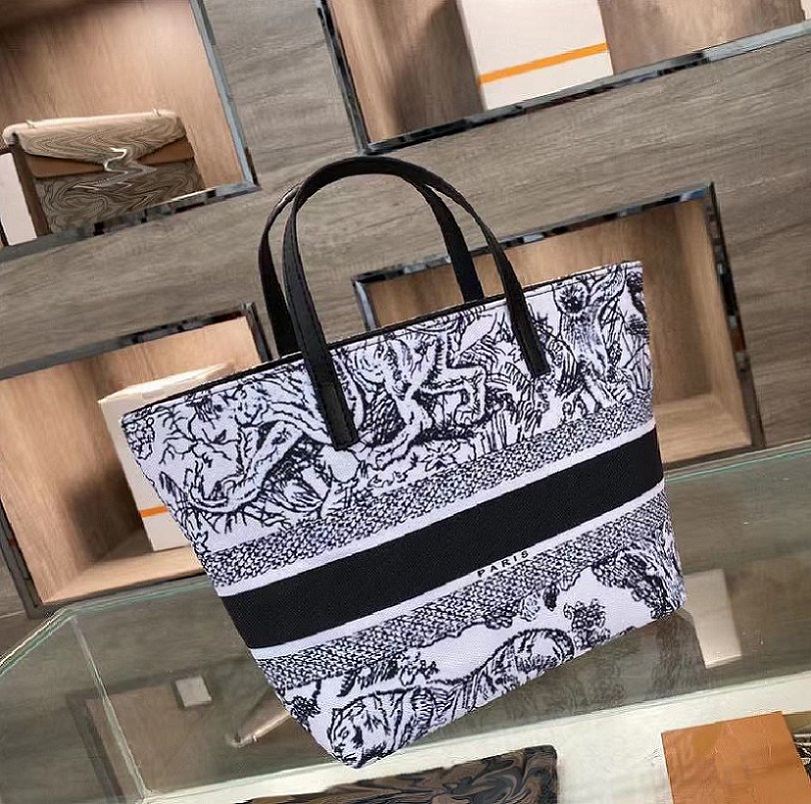 

2021 New Fashion Leisure trend embroidered handbag High-end material Lady Shopping bag Beach bag Super capacity shoulder bags