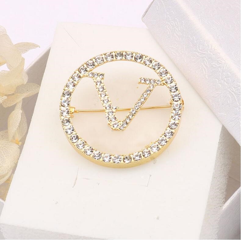 

2021 European and American fashion creative round letter brooch with diamonds, suit pin accessories, female high quality fast delivery