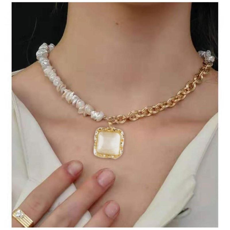 

Pendant Necklaces Vintage Alien Shape Pearl Necklace Woman Temperament Elegant Fashion Geometry Fang Brand Alloy Jewelry