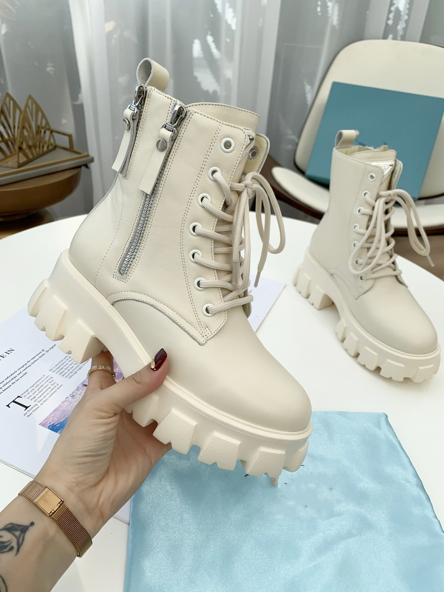 

2021 Women Designer Boots Desert Boot Flamingos Love Arrow 100% Real Leather Medal Coarse Non-Slip Winter Shoes Size EU35-41 0901, 01