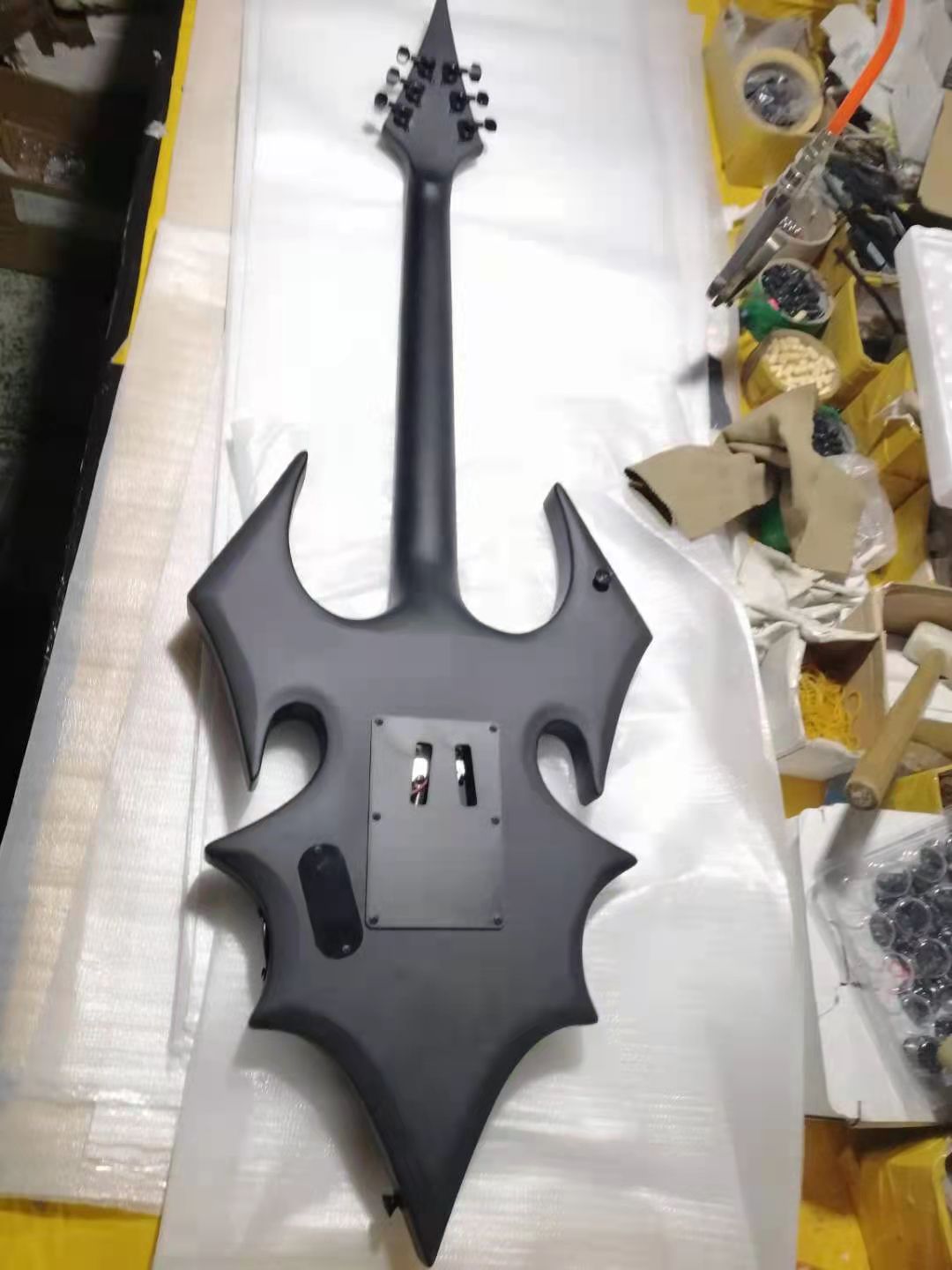 

Free transportation, 6-string black shaped electric guitar, customizable