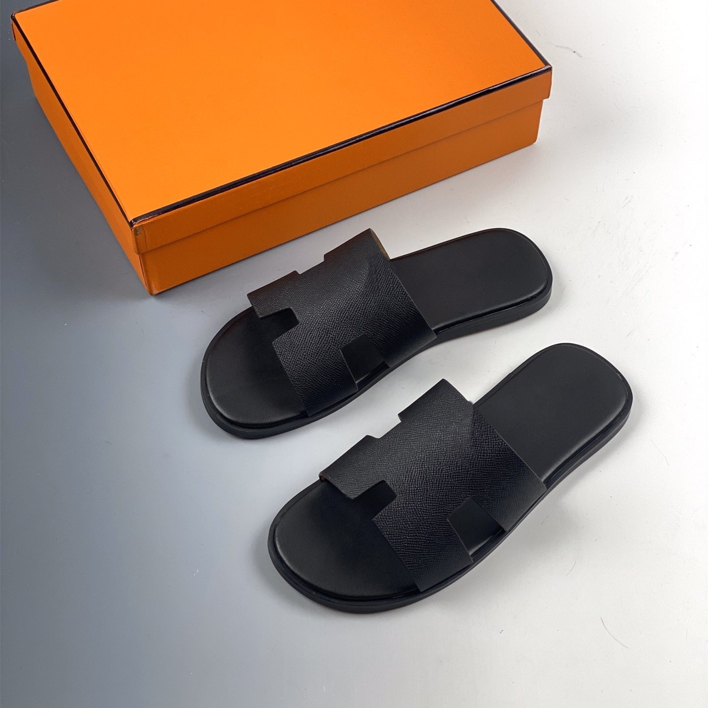 

Luxury designer men's summer slippers High density non slip material TPU sole solid color slippers Seaside casual style men's Leat, Black