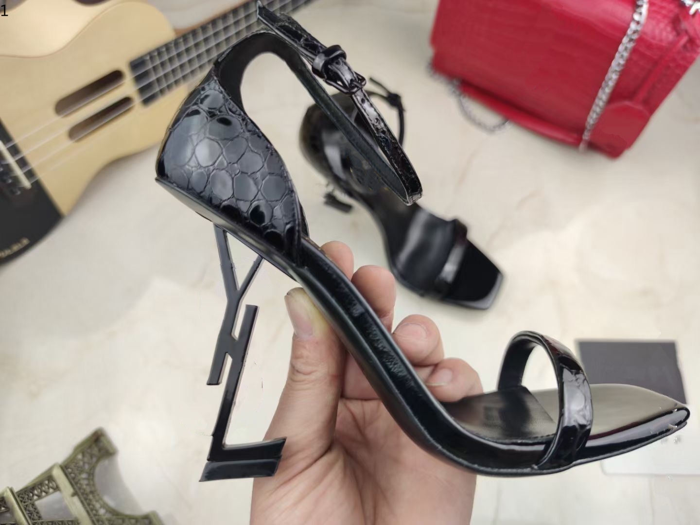 

2021 designer femmes talons hauts party fashion rivets filles sexy pointues danse chaussures de mariée à double bride sandales MJK001