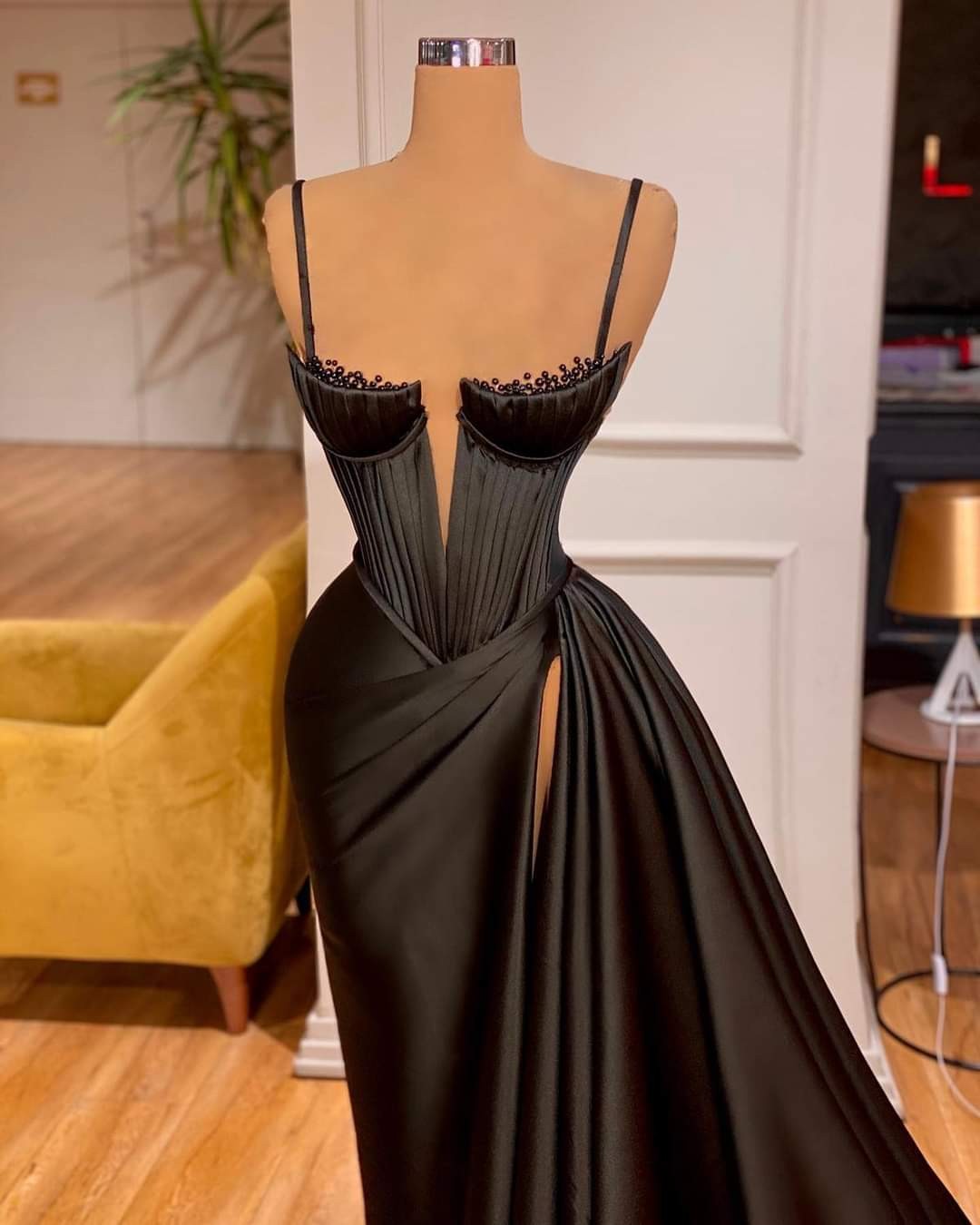 

Elegant Pearls Mermaid Evening Dresses Sexy Side Split Prom Dress Sleeveless Ruched Satin Black Sweep Train Robe de mariée, Same as image