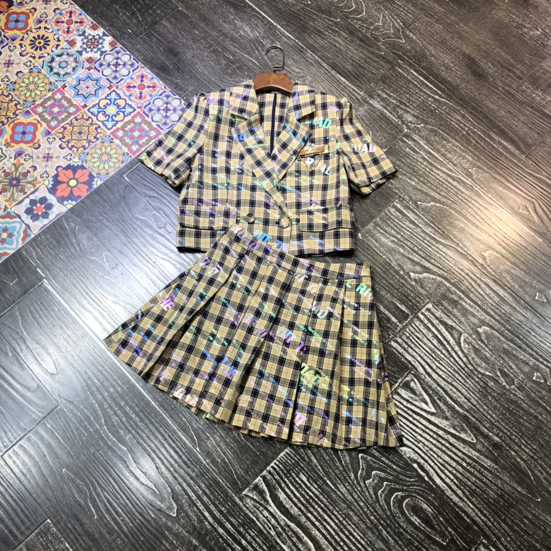 

the new summer 2021 plaid suit a twopiece suit with shorts in the same color, Yellow
