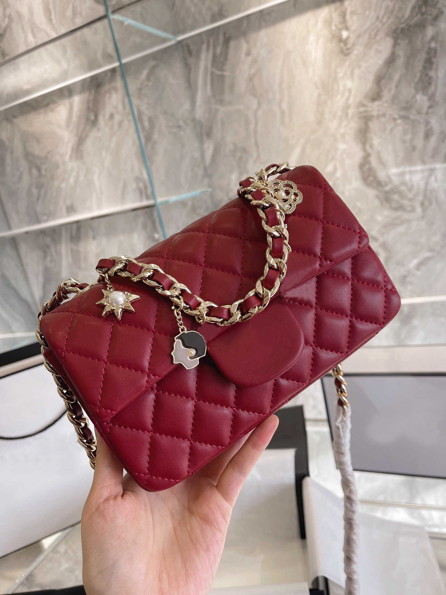 

Women Luxurys Designers Bags 2021 mini size hands lambs leather clutch with badge ang gold chain flap p Louiss_18 crossbody bagMFFJ