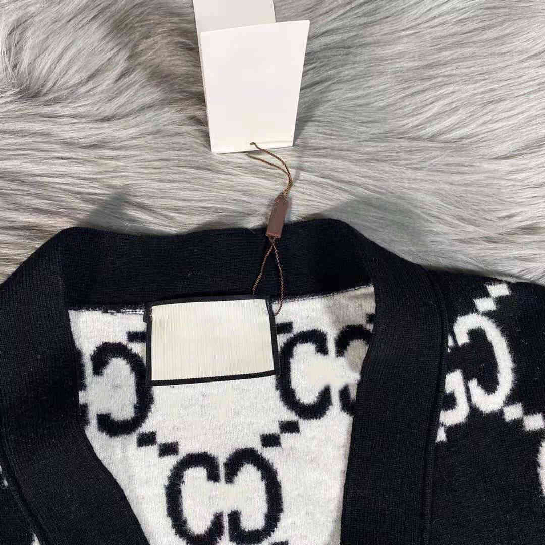 

2021 Chao brand 21 spring new Gu gujia manyinlaohua color contrast G letter V-neck knitted cardigan jacquard sweater for women, White;black