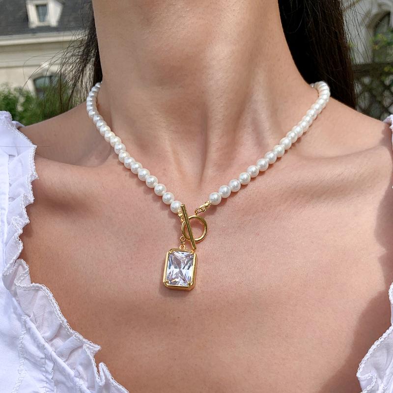 

Pendant Necklaces Original Design Lightweight Niche Retro Fashion Pearl OT Buckle Gem Collarbone Necklace Woman
