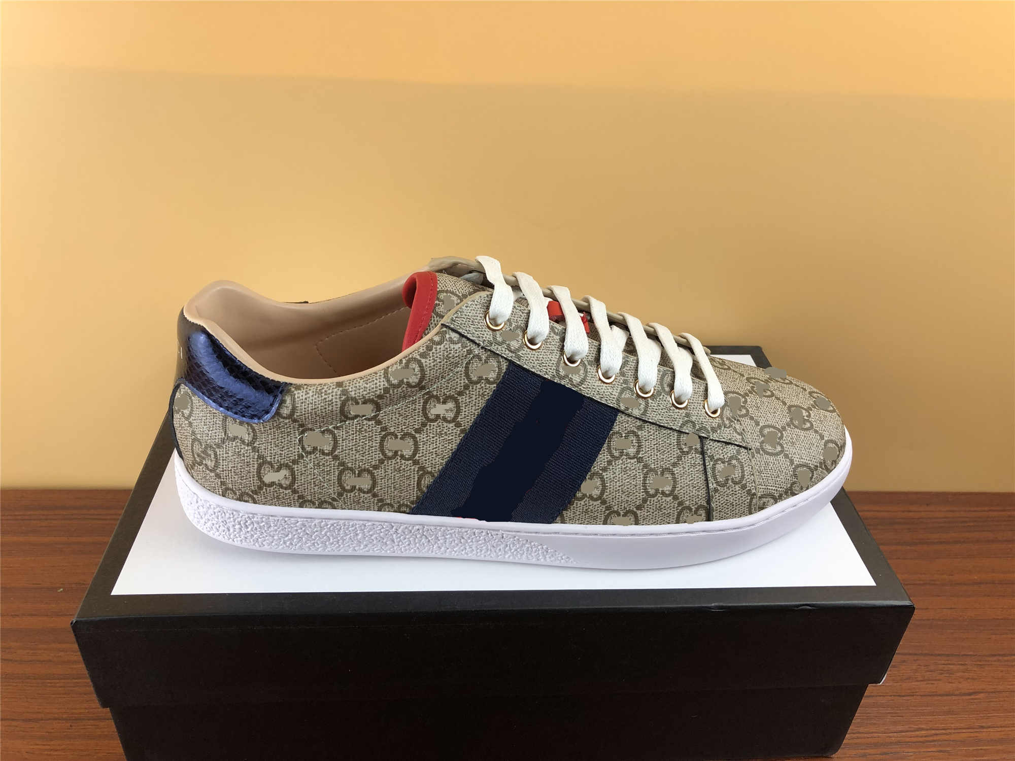 

Top 2021 Quality Bee white Casual Shoes with honeybee snake print Men & Women real Leather Sneakers trend, Beige