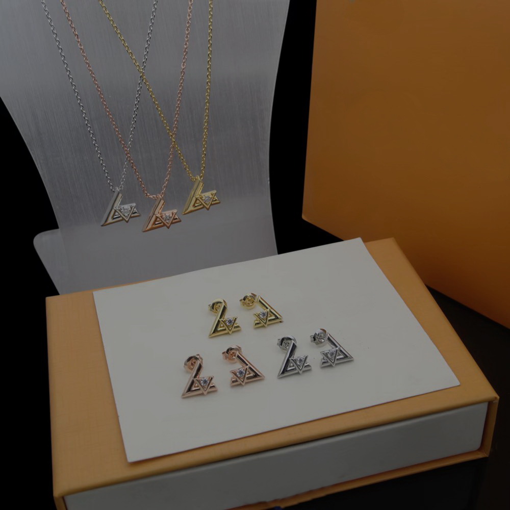 

Europe America Fashion Jewelry Sets Men Lady Women Engraved V Initials Settings Diamond Volt Pendant Necklace Stud Earrings Q93808 Q96969 3 Color, Silver
