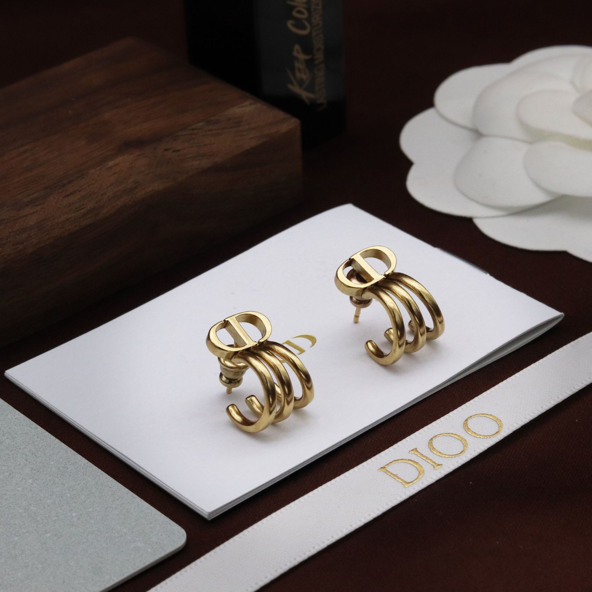 

D family's 2021 new simple and cool Fengdi family letter CD small fragrance three claw women's Earrings