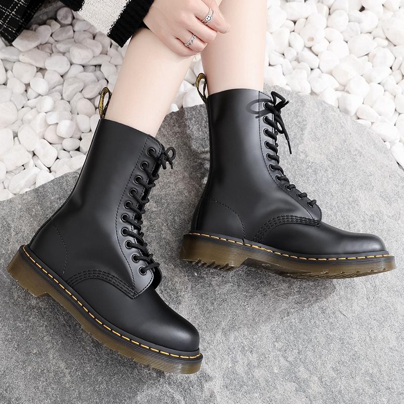 Bottes 2021 Automne et hiver 10 trous de style britannique Couple Court Hommes Femmes Femmes Cuir Toie Européenne Américaine européenne