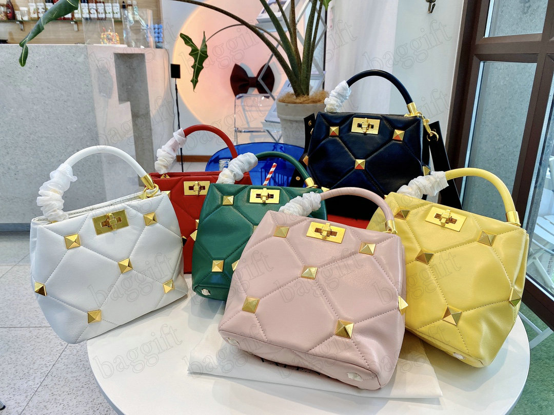 

Desinger Rivet Handle Bag Lambskin Nappa Garavani Roman Stud Womens Luxurys Shoulder Bags Crossbody Fashion Purse Wallets Tote